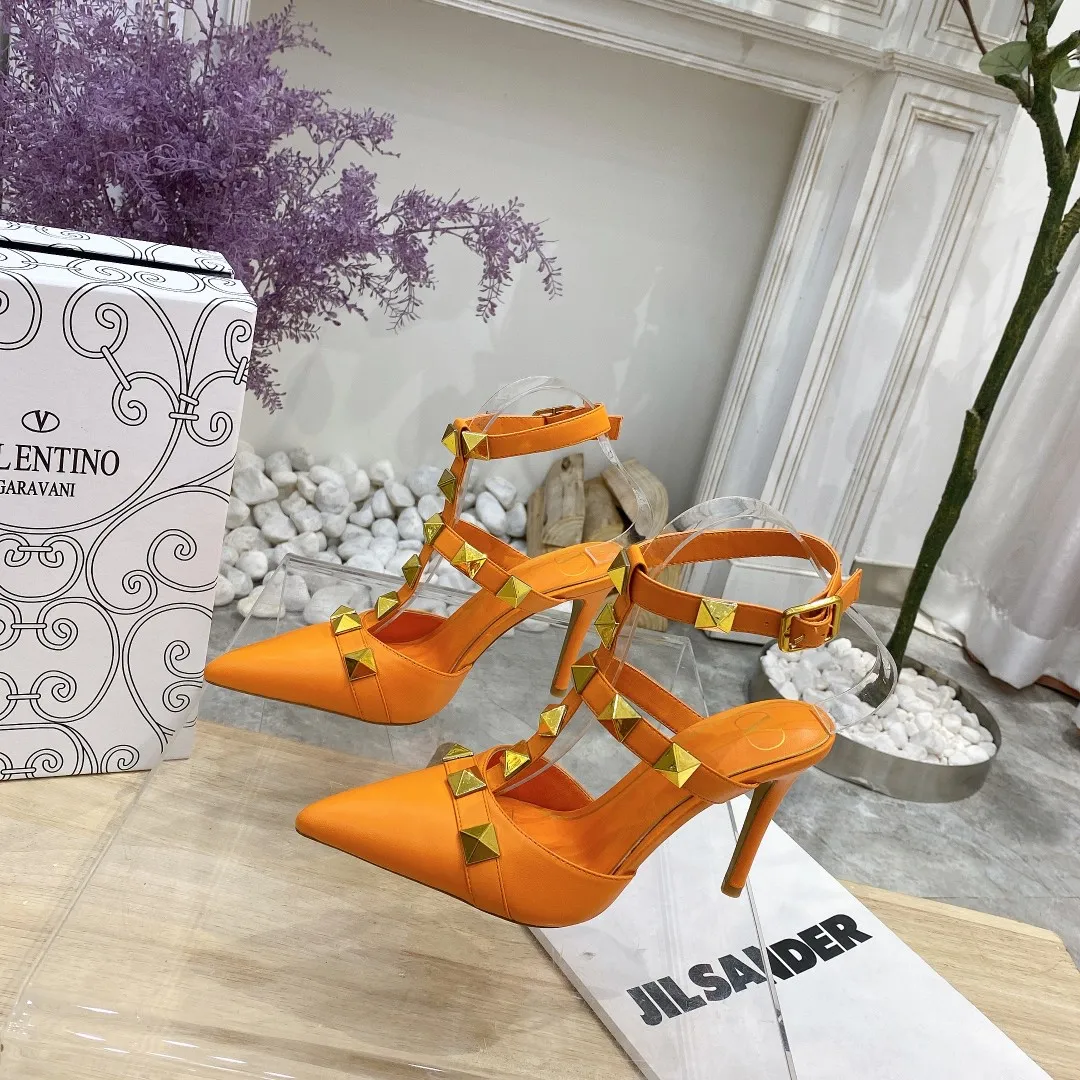 👟👟Ex-factory price 400👟👟 Genuine leather sole +40 (buckle style +10) Valentino Spring and summer new rivet shoes are new☑️ —————————————— The latest golden big rivet elements are full of high-end! Extremely fashionable Heel height: 9.5cm Upper: Matt sheepskin Lining: Sheepskin lining Outsole: Italian genuine leather outsole, rubber sole optional Color: Two styles with 8 colors available Code number: 34-41 (34 and 42 are custom-made and non-returnable) Buckle style: +10 Slippers style: